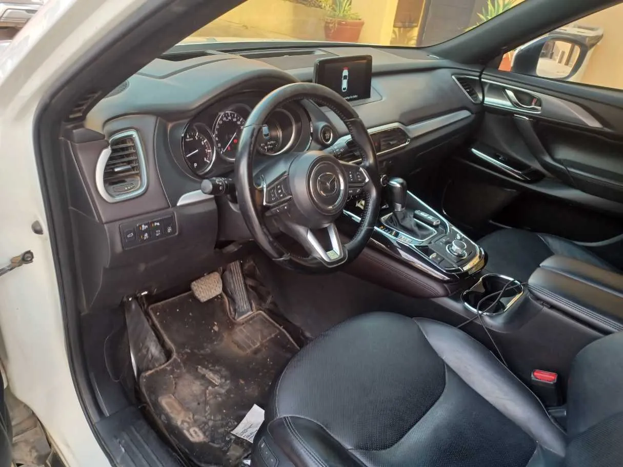 Car image 12