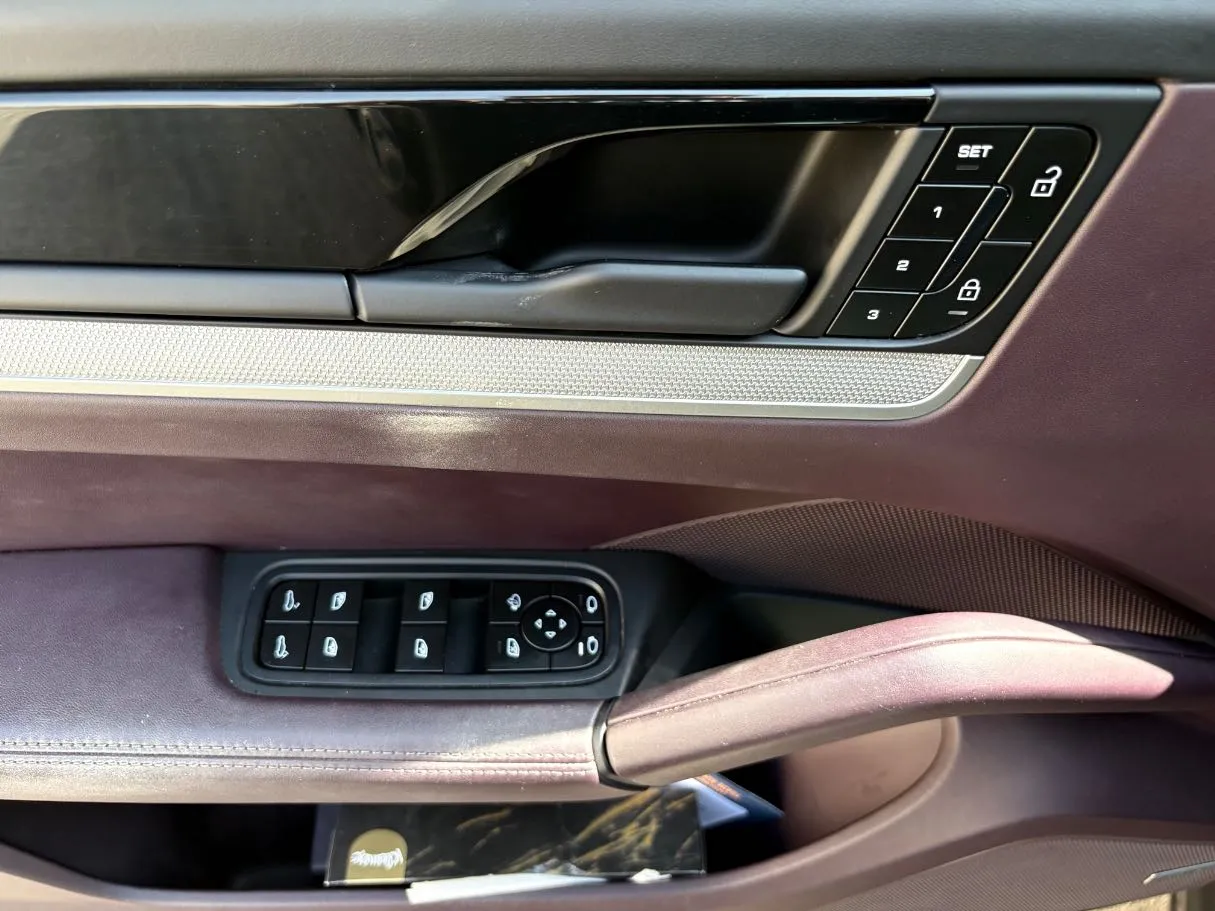 Car image 27
