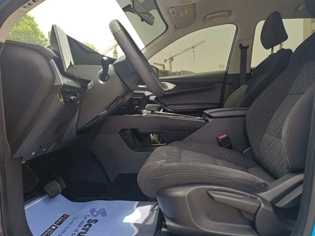 Car image 12