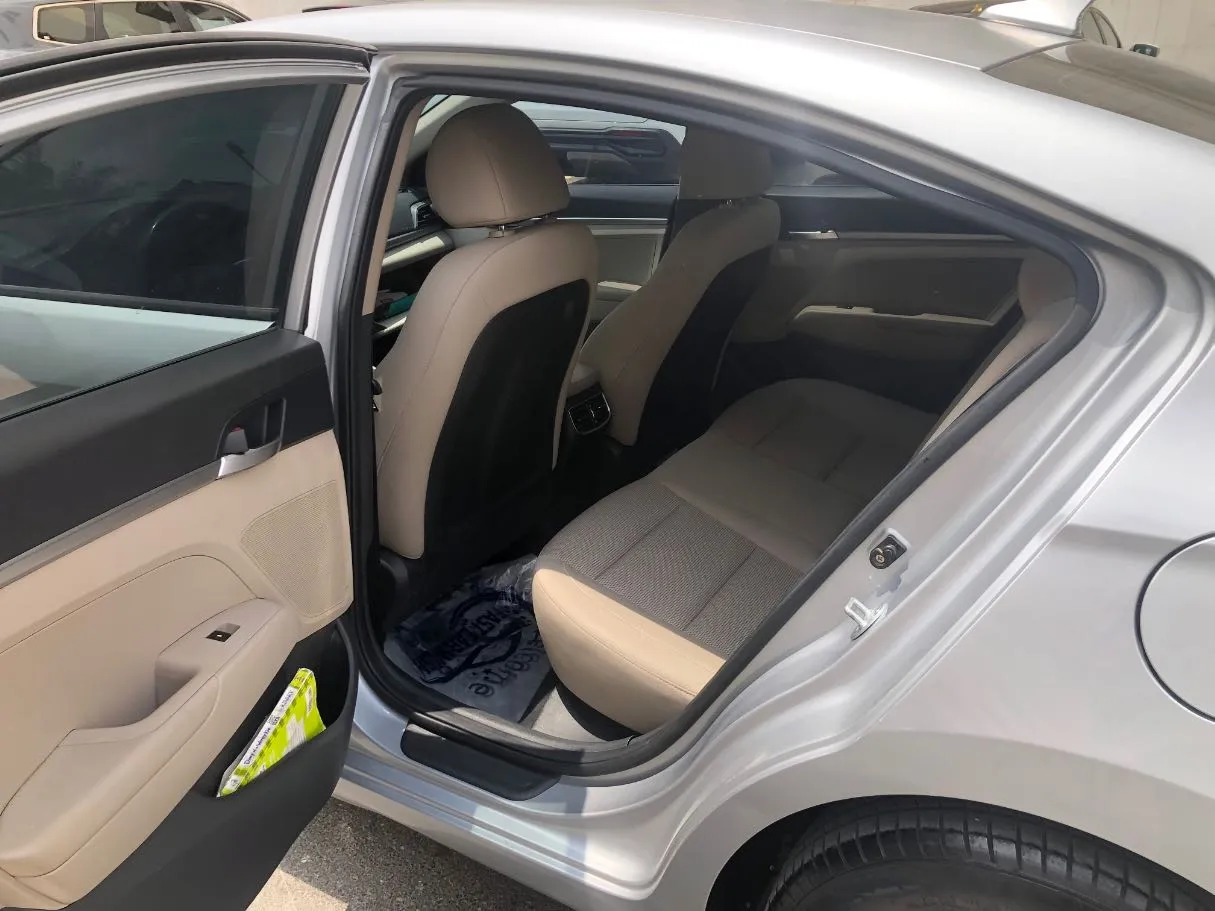 Car image 12