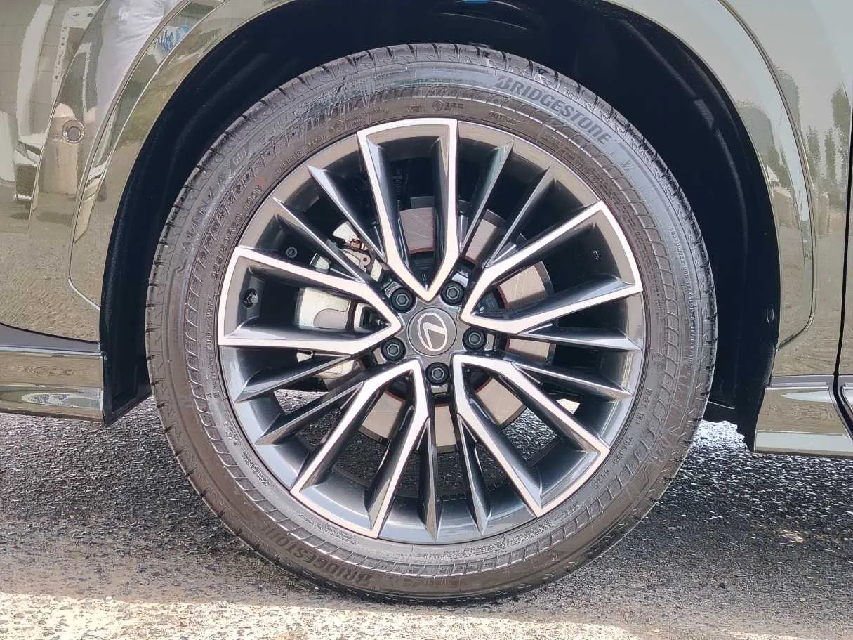 Car image 10