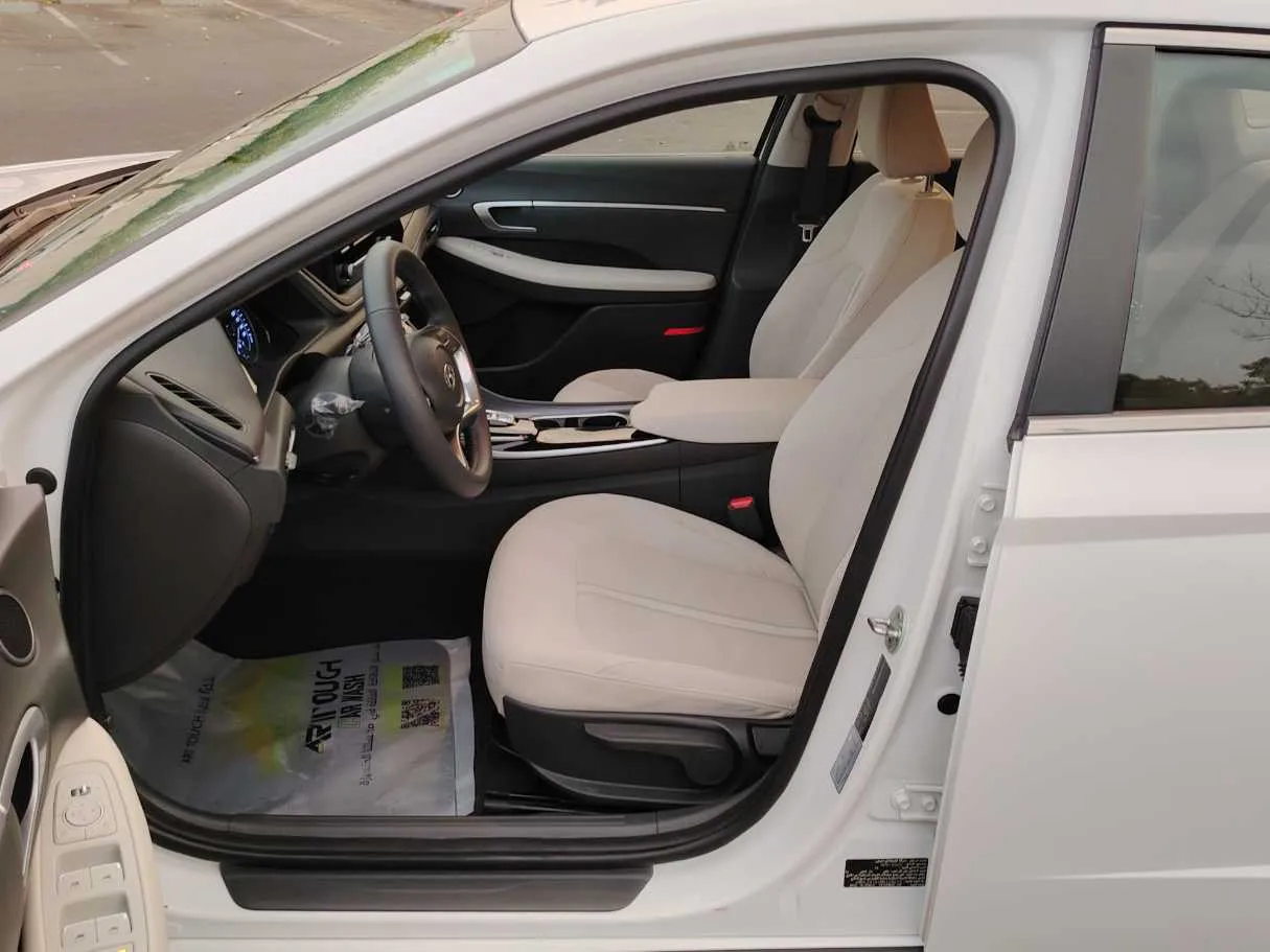 Car image 13