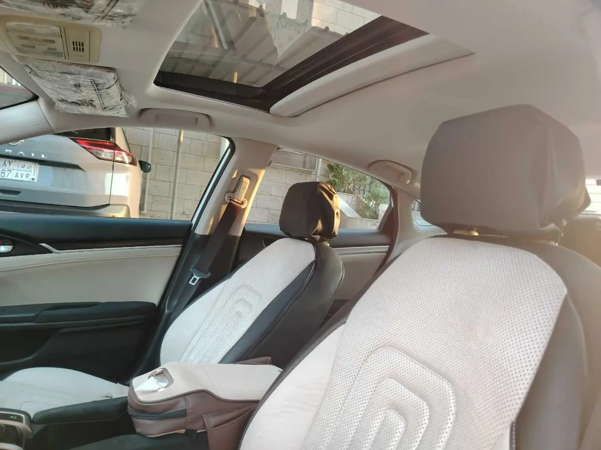 Car image 16