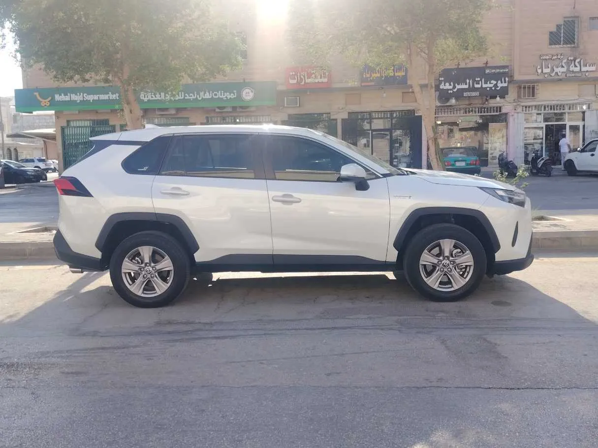 Car image 4