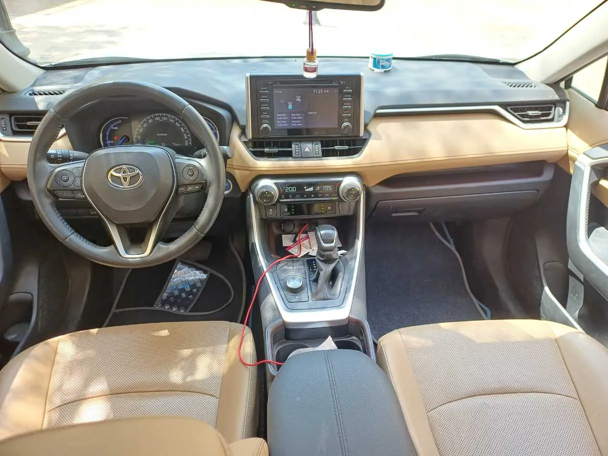 Car image 15