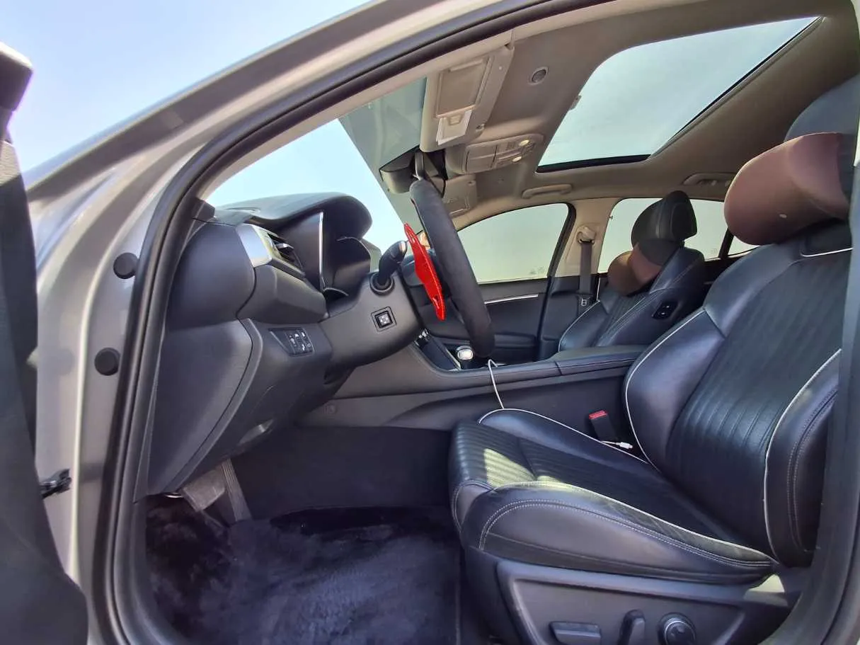 Car image 11