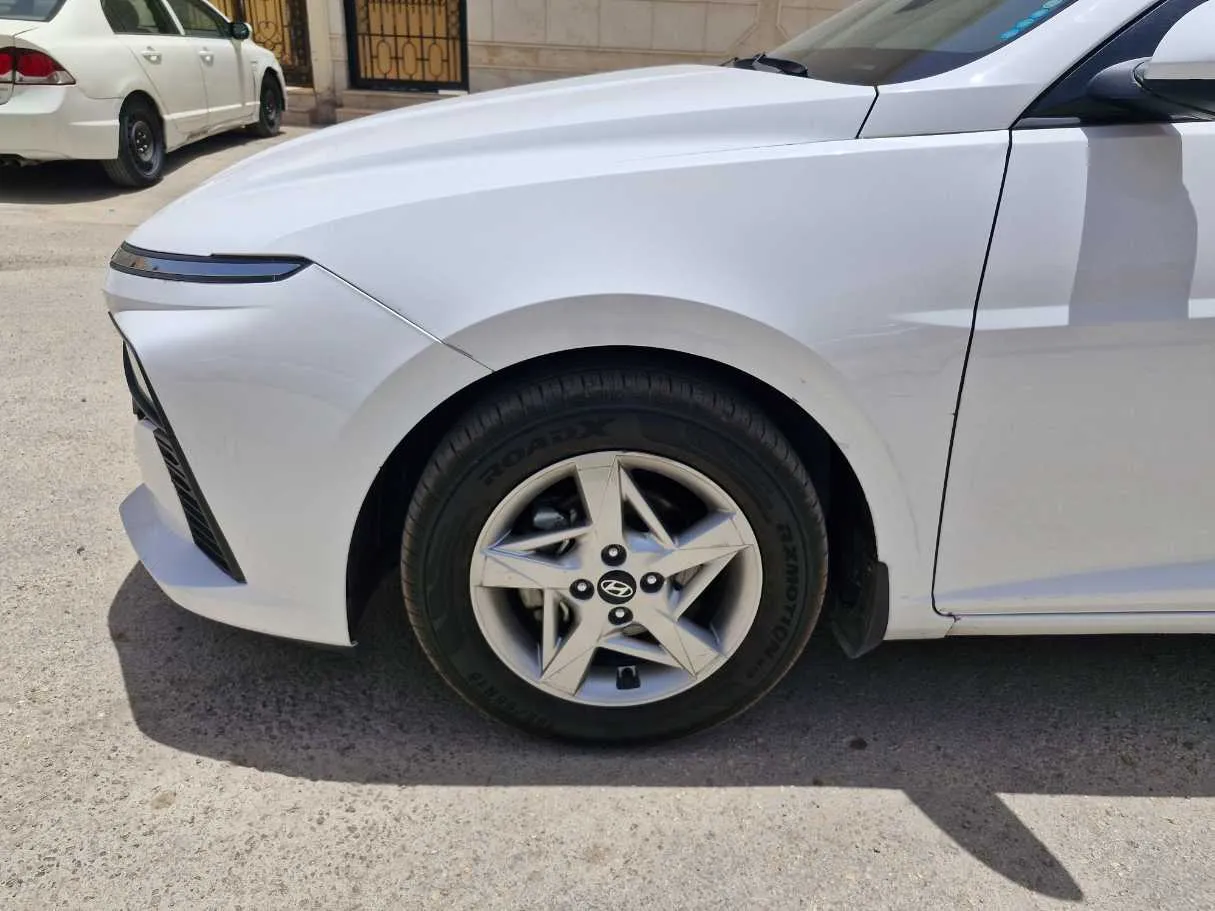 Car image 9