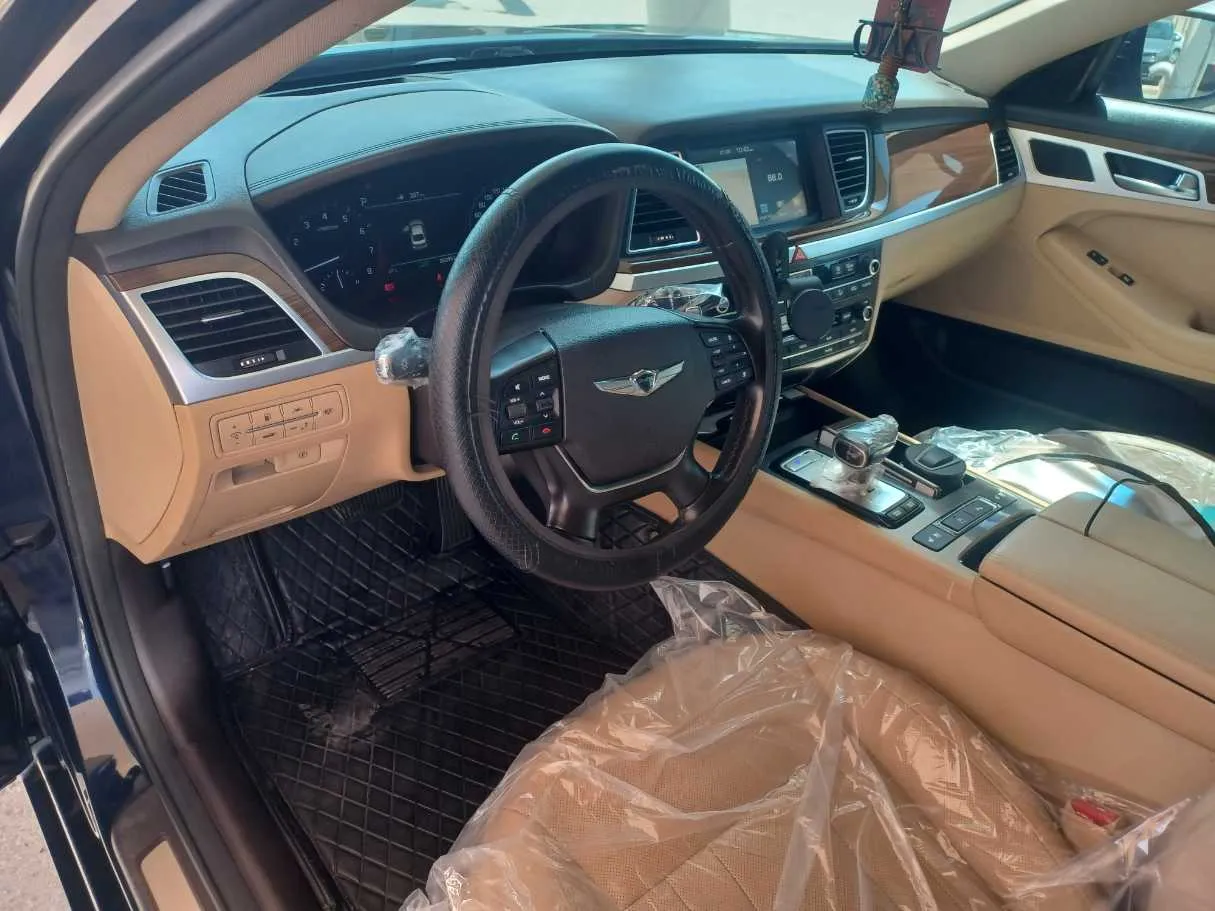Car image 11