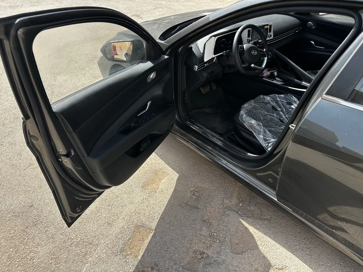 Car image 10