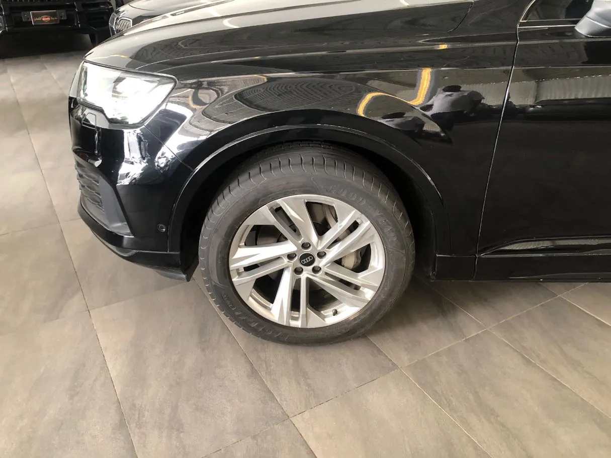 Car image 9