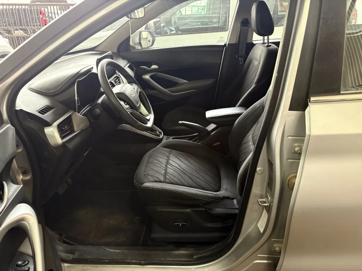 Car image 8