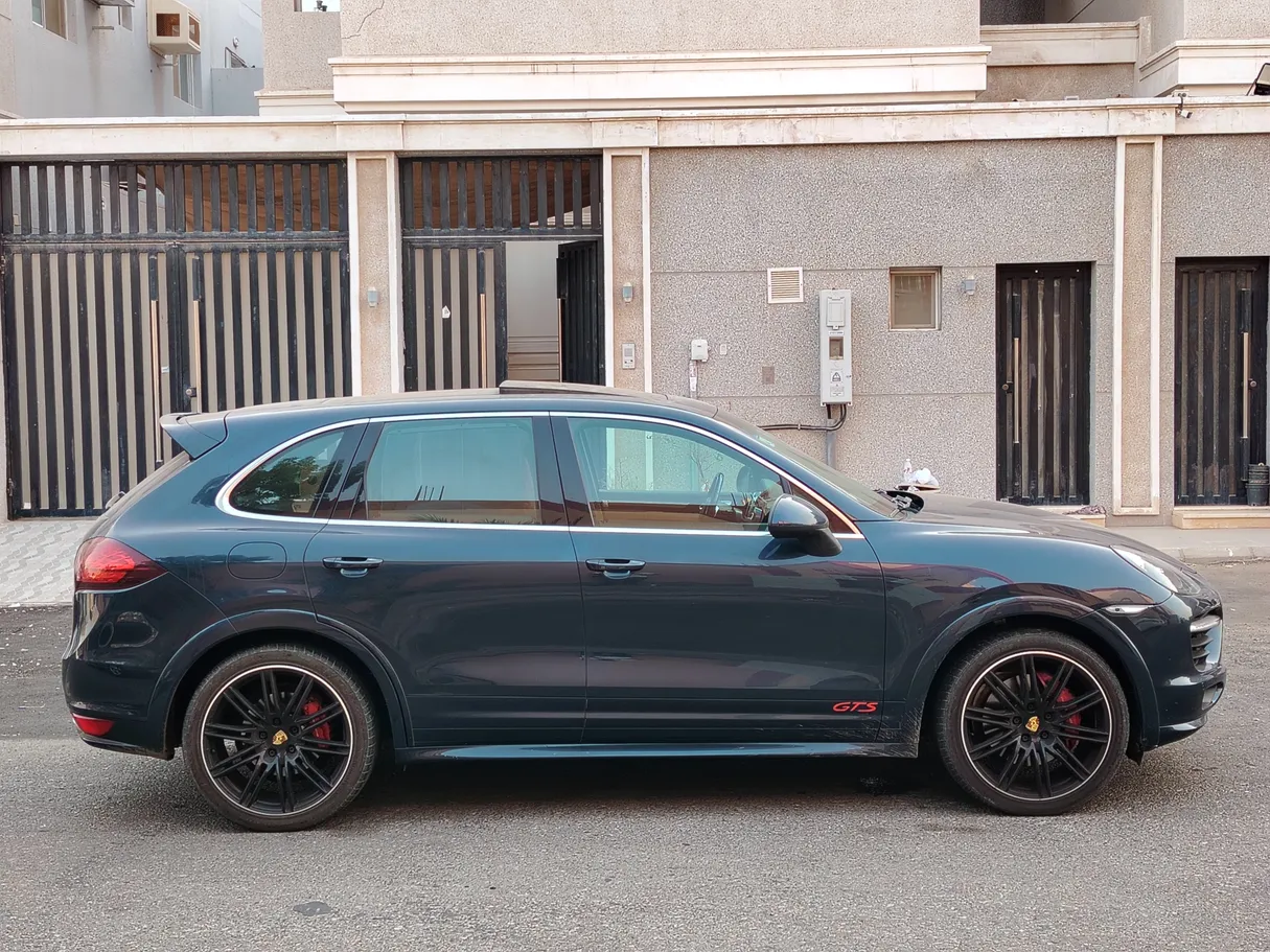 Car image 4