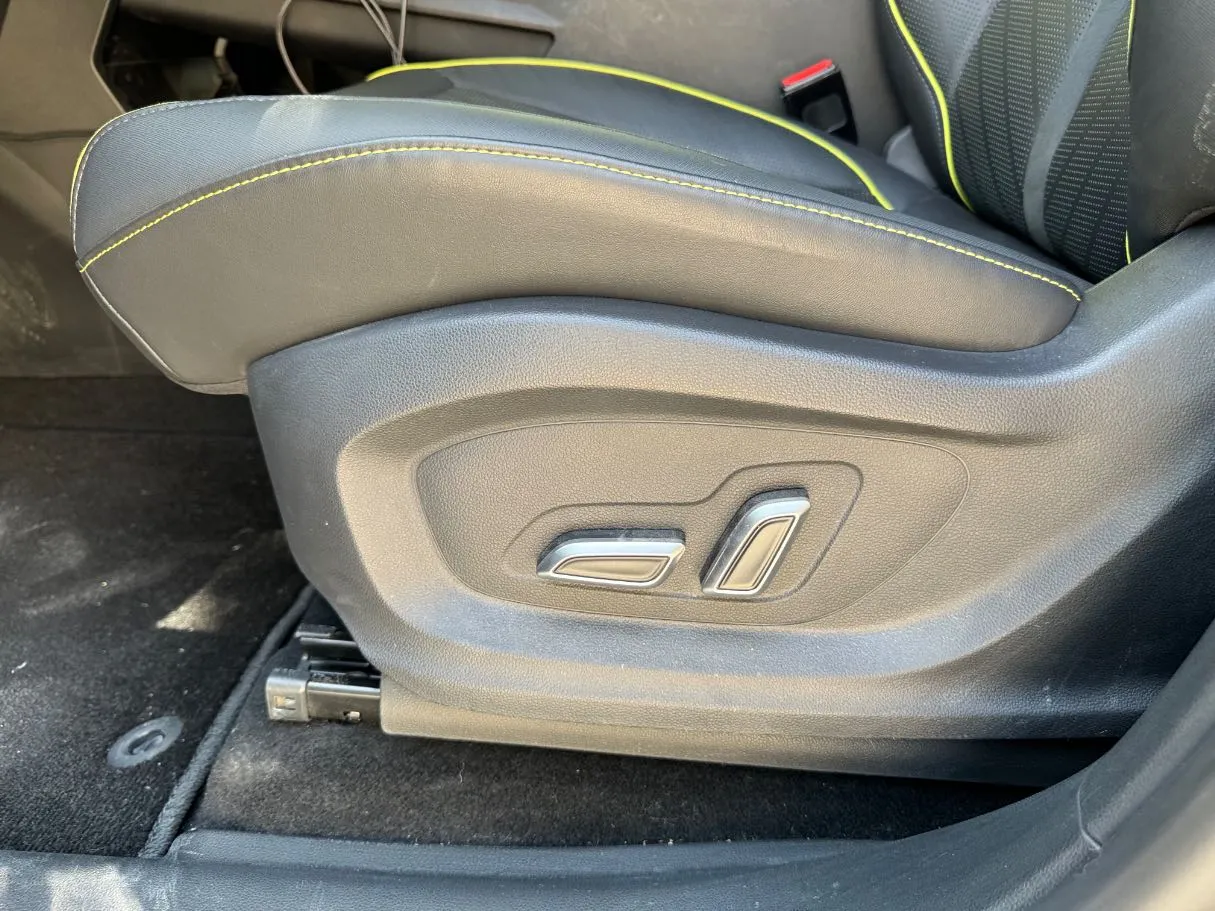 Car image 27