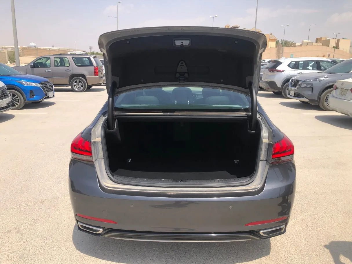 Car image 15