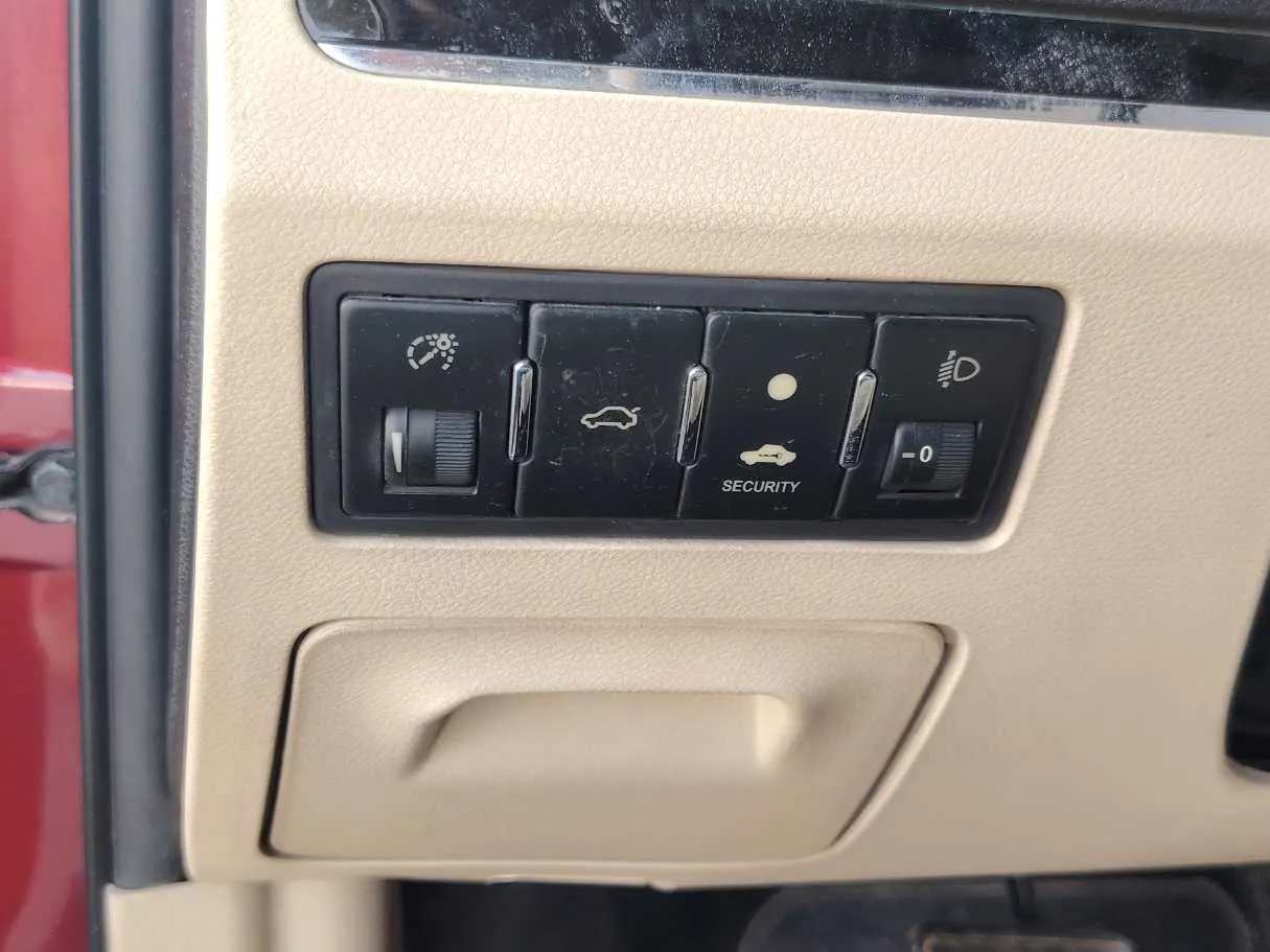 Car image 19