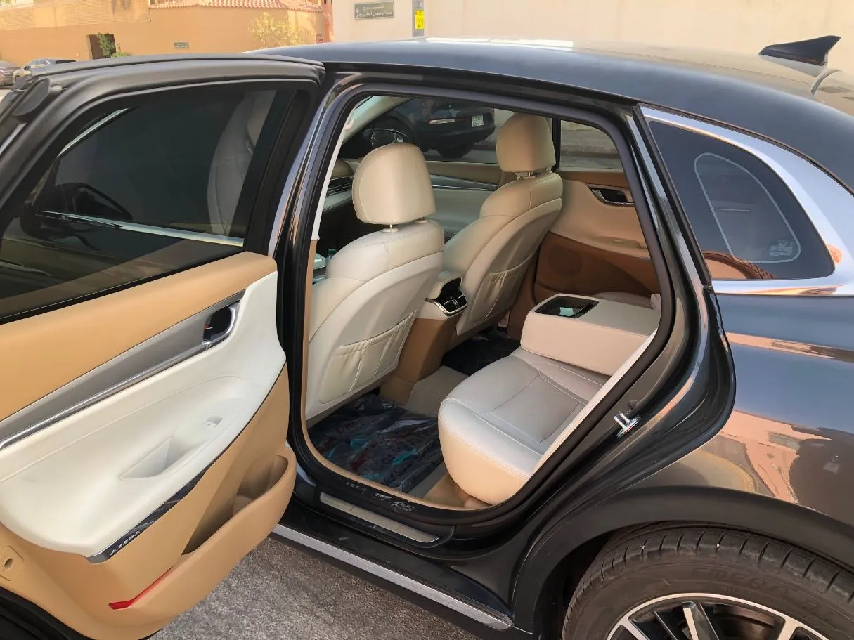 Car image 12