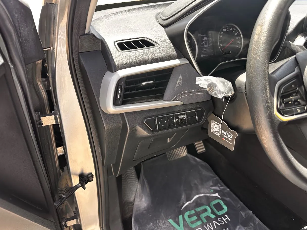 Car image 26