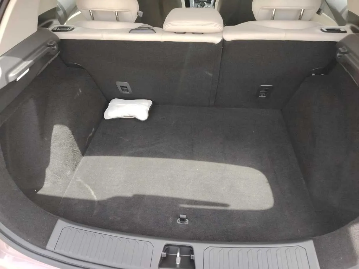 Car image 30
