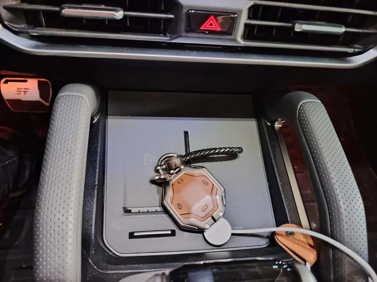 Car image 25