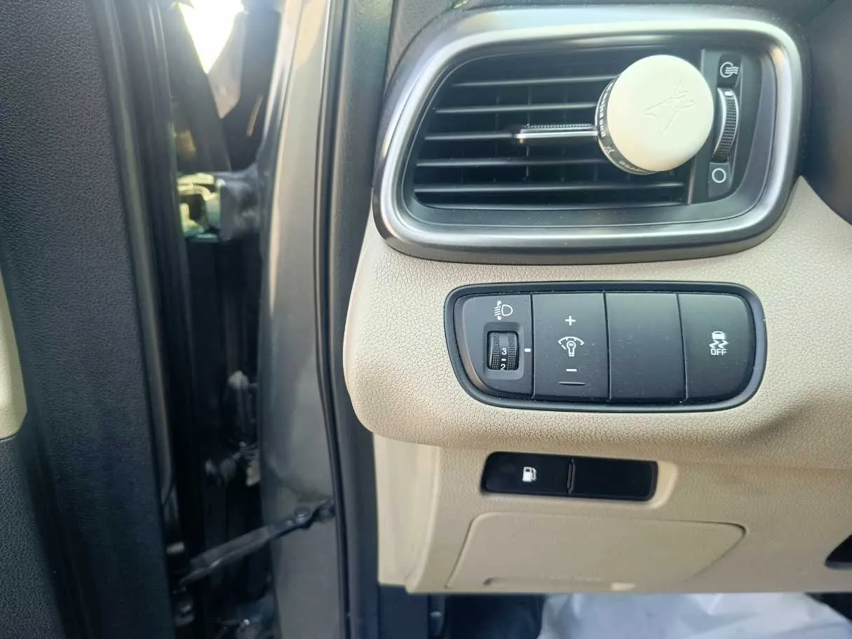 Car image 32