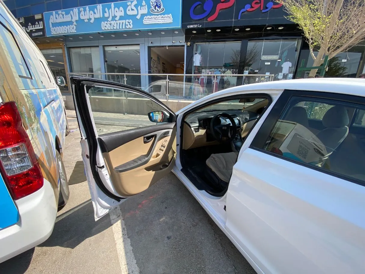 Car image 9