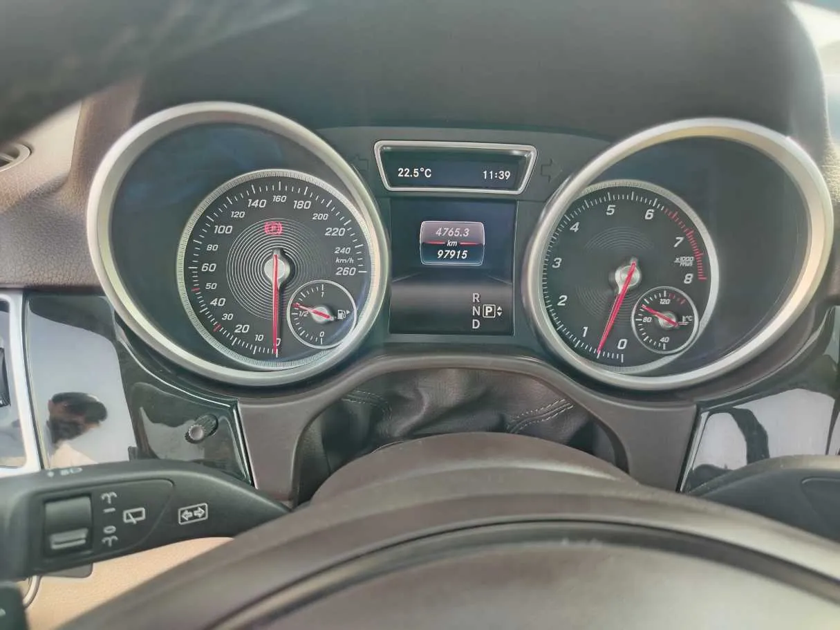 Car image 25