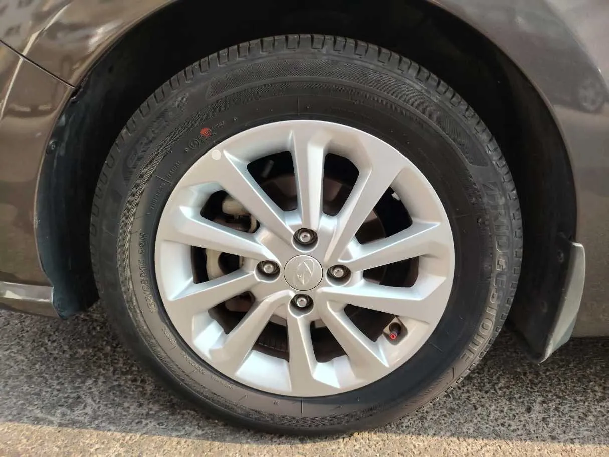 Car image 10