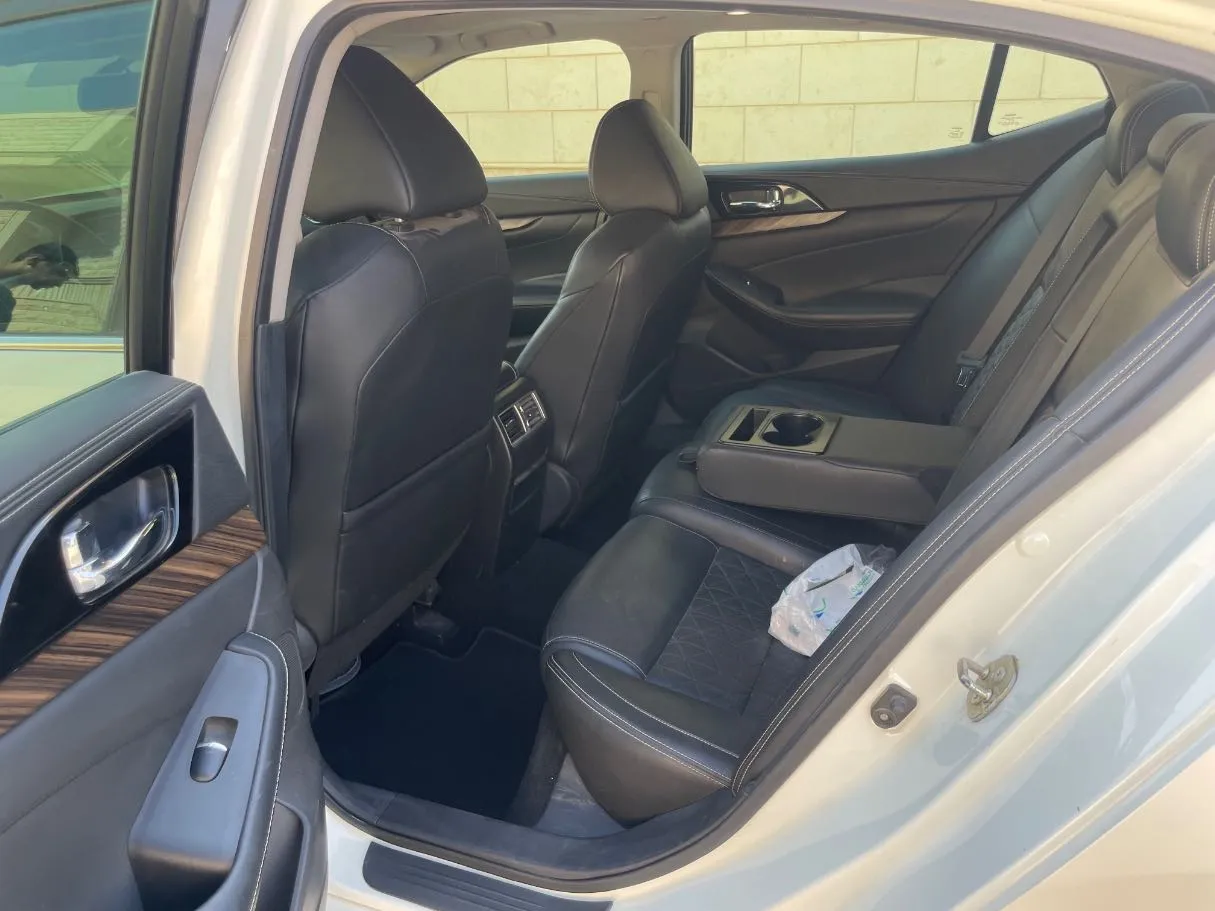 Car image 16