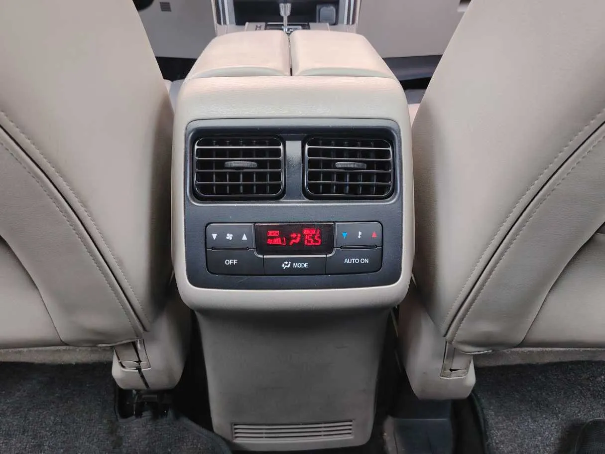 Car image 30