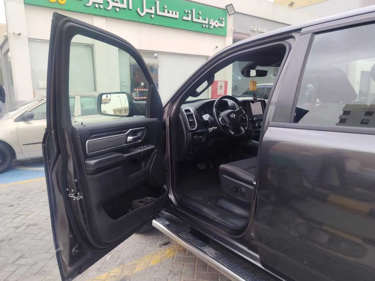Car image 12