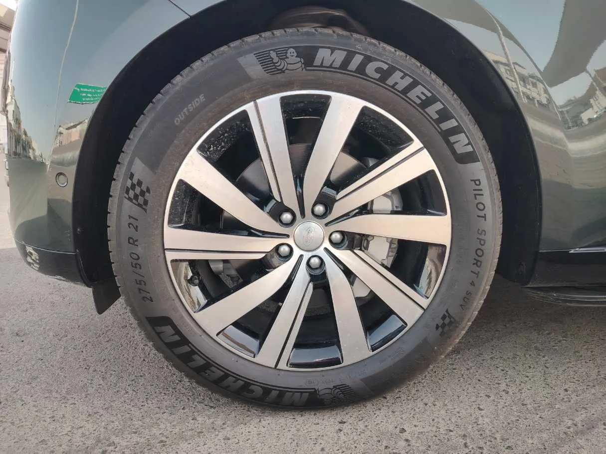 Car image 9