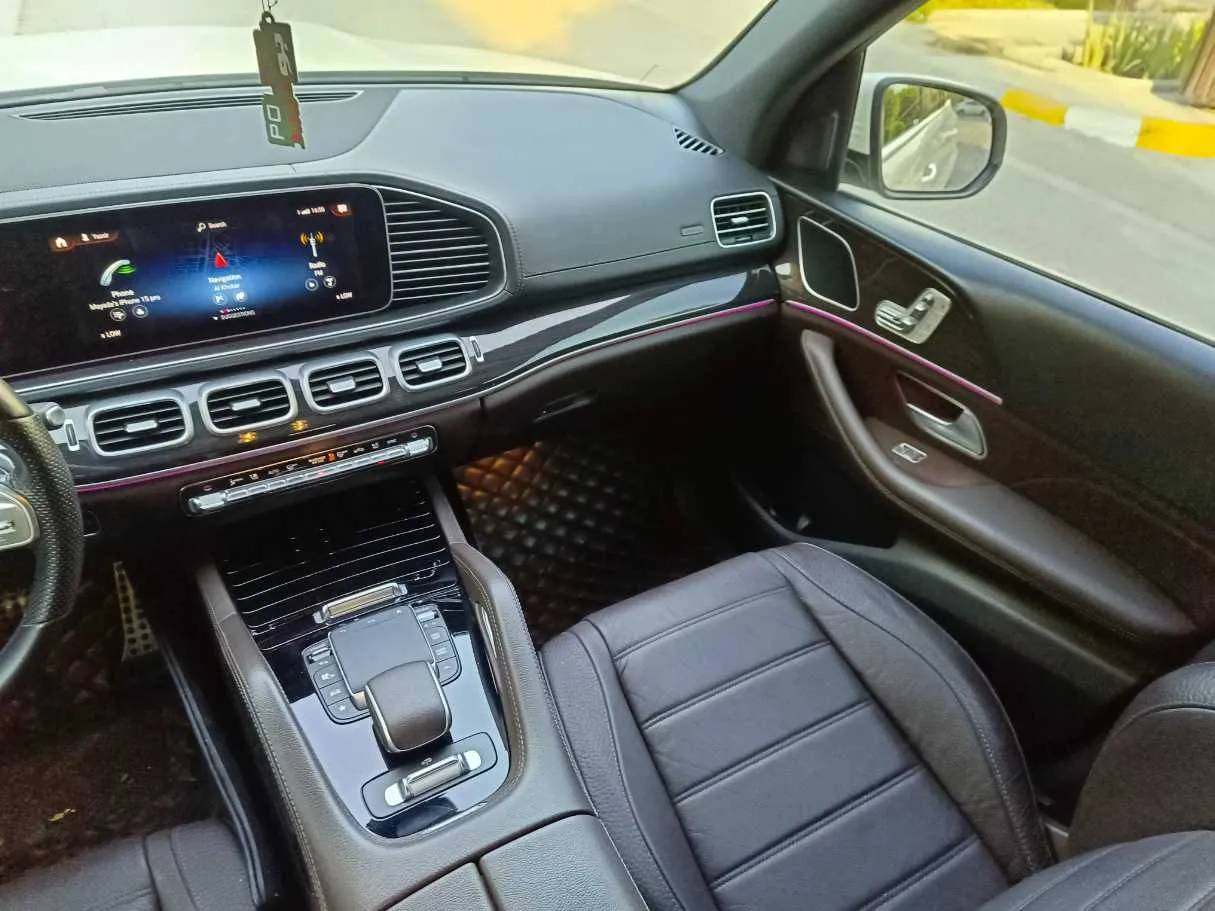 Car image 30