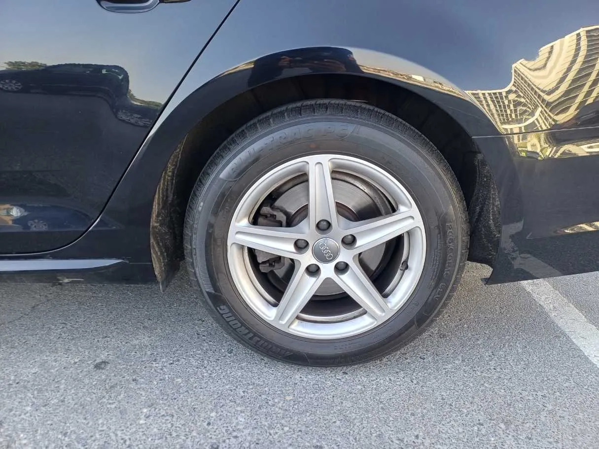 Car image 9