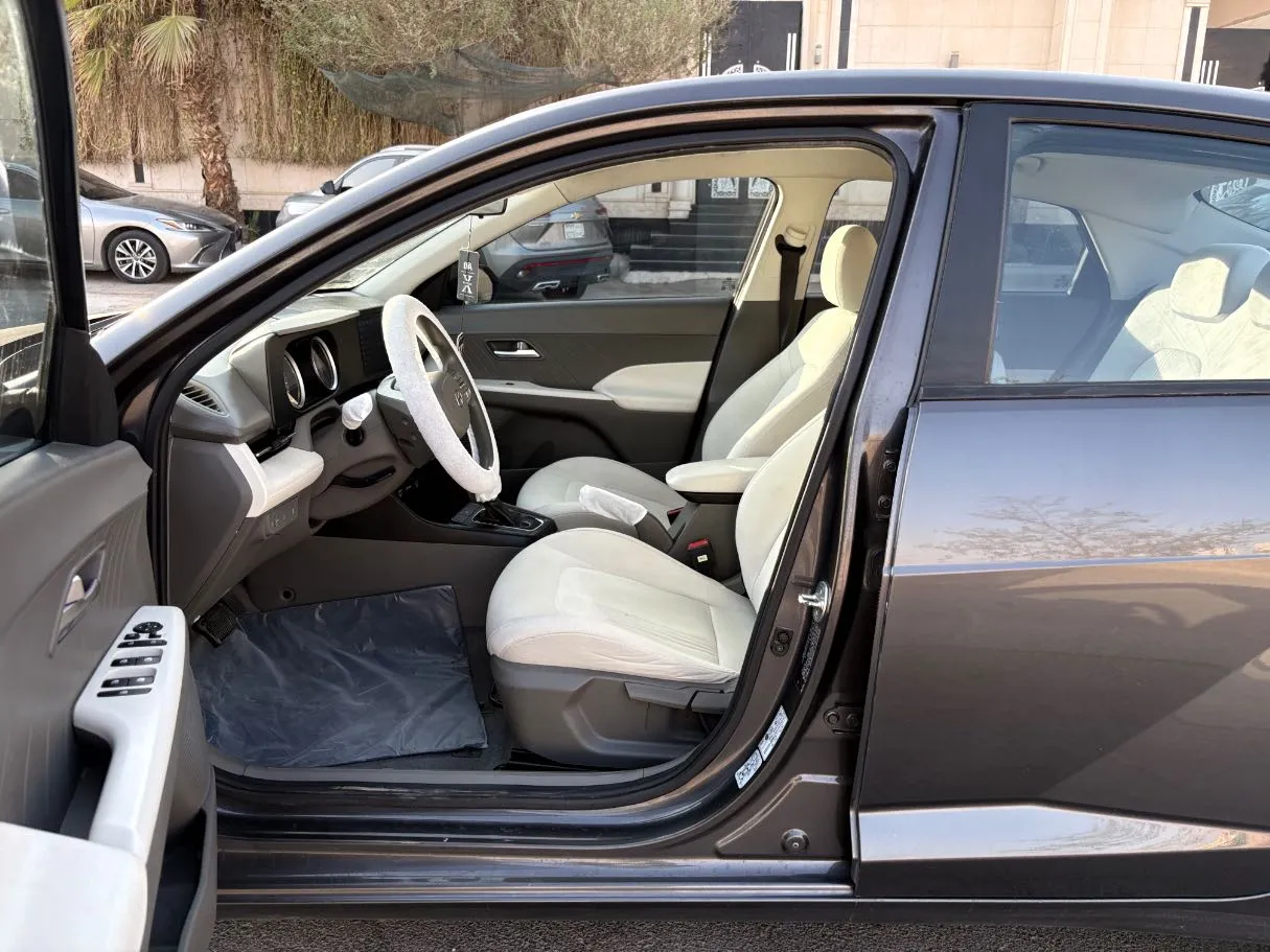 Car image 11