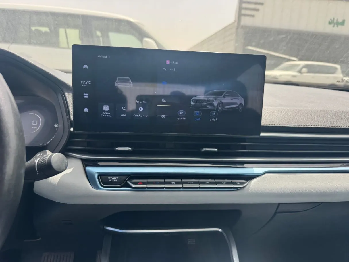 Car image 12