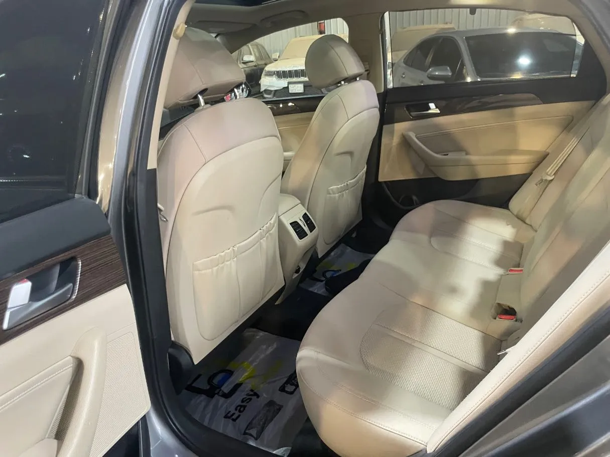 Car image 16