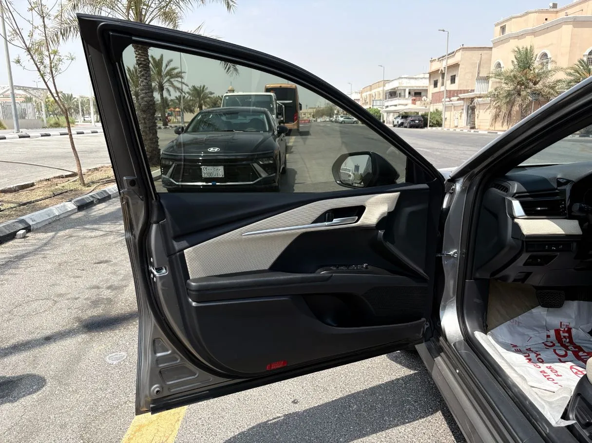 Car image 10