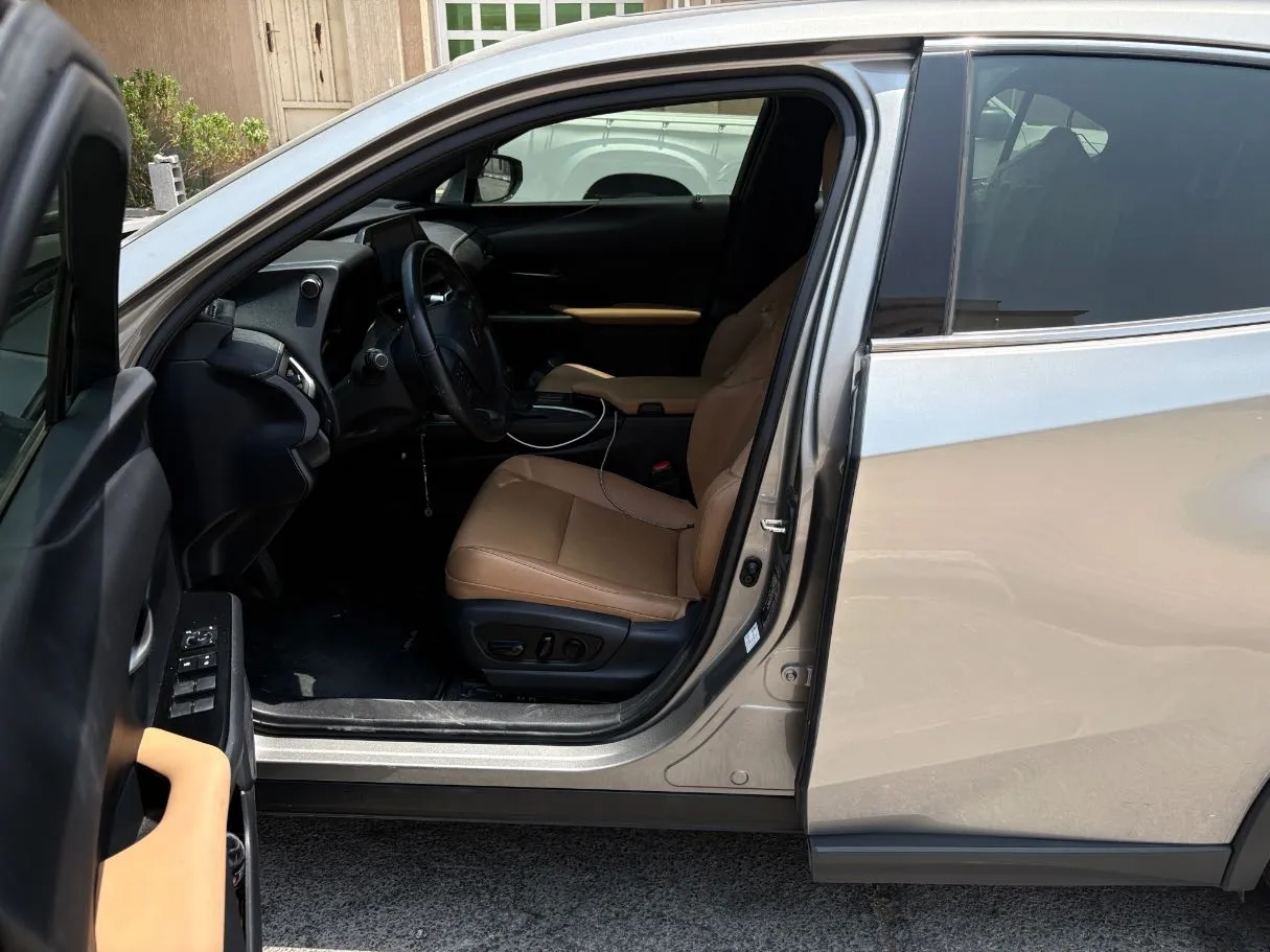 Car image 12