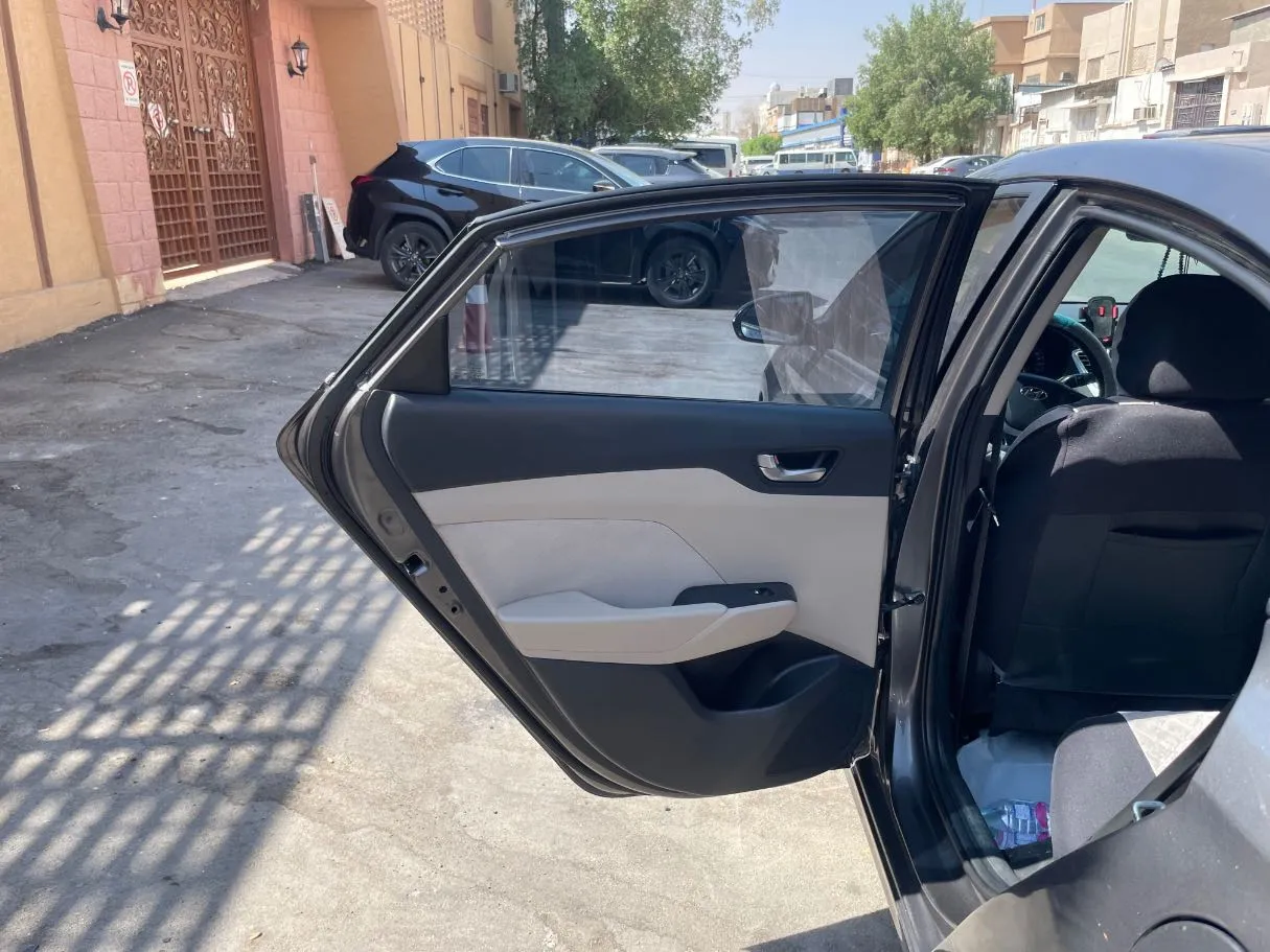 Car image 14
