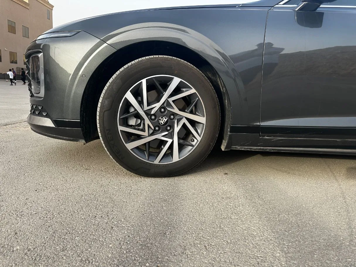 Car image 9