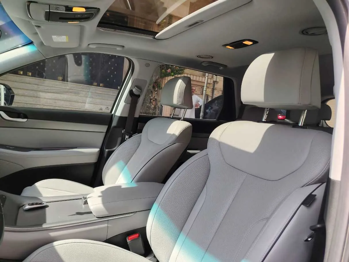 Car image 14