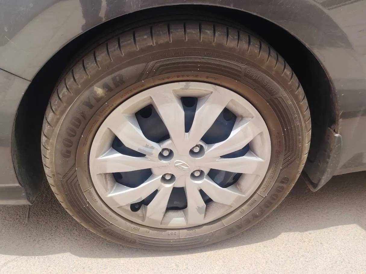 Car image 10