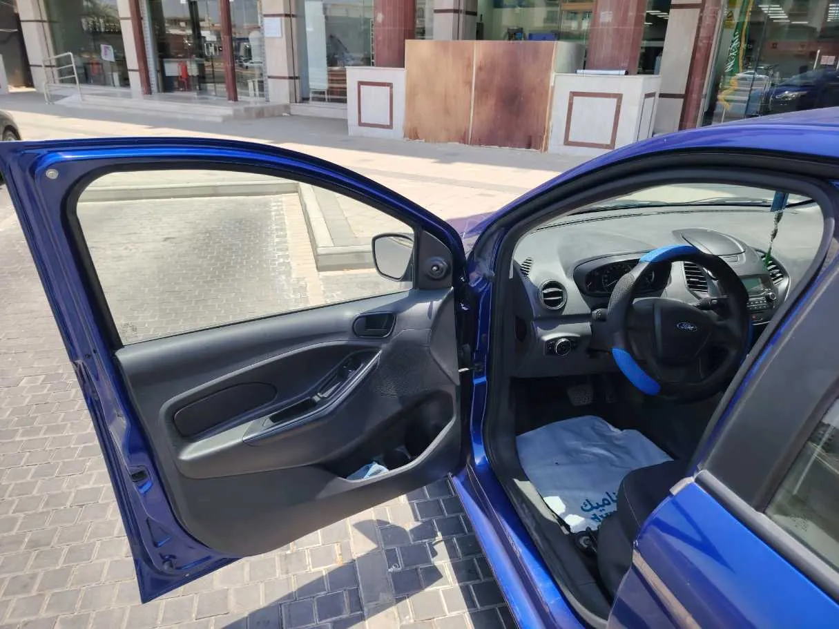 Car image 10