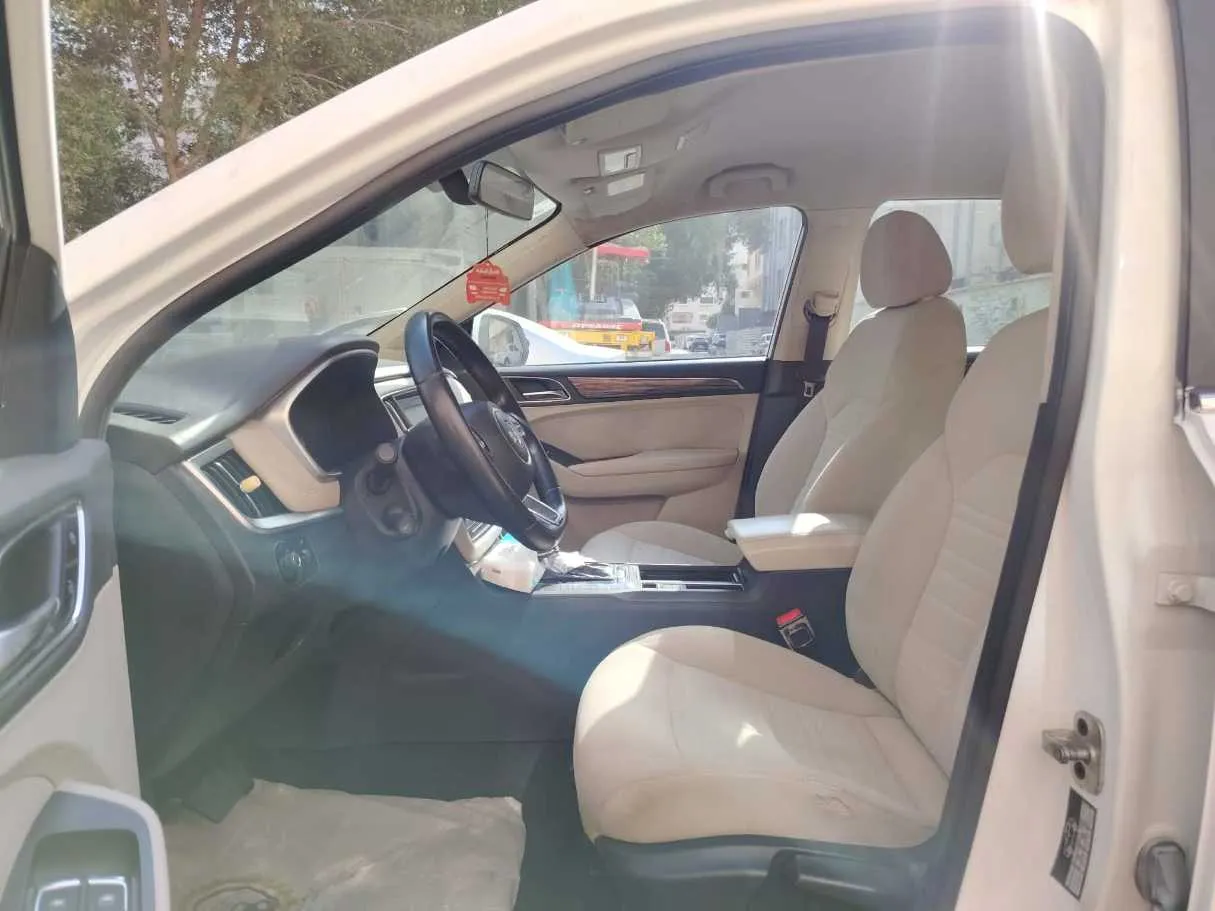 Car image 14
