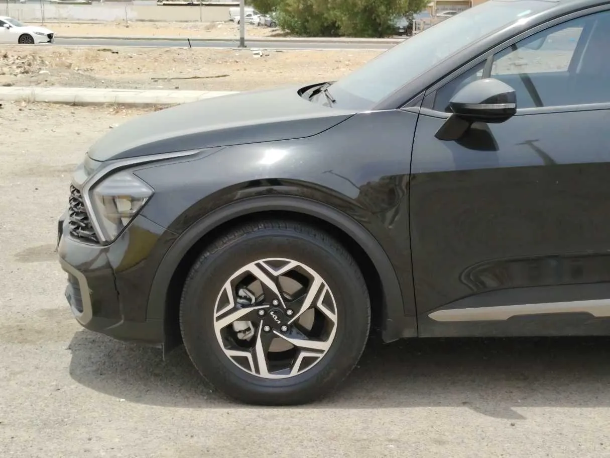 Car image 9