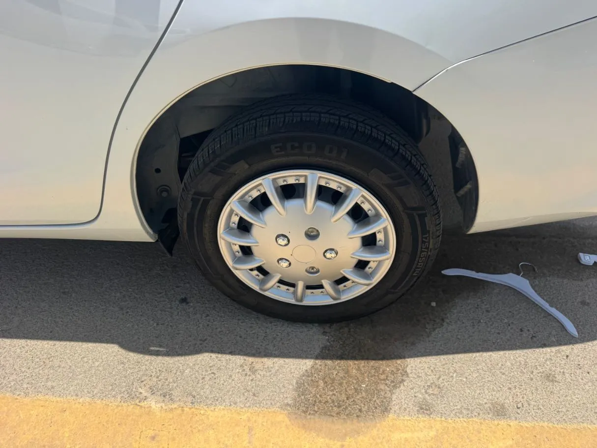 Car image 9