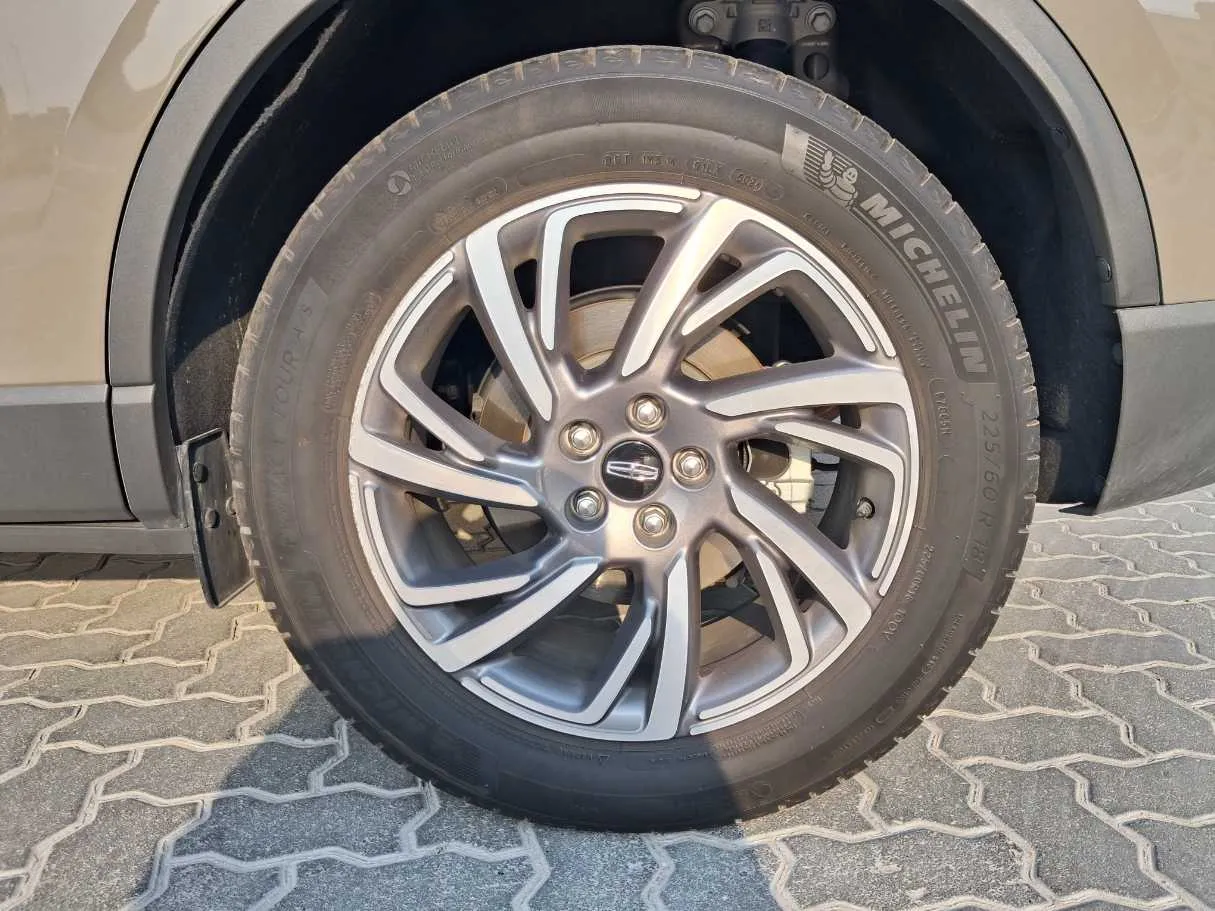 Car image 9