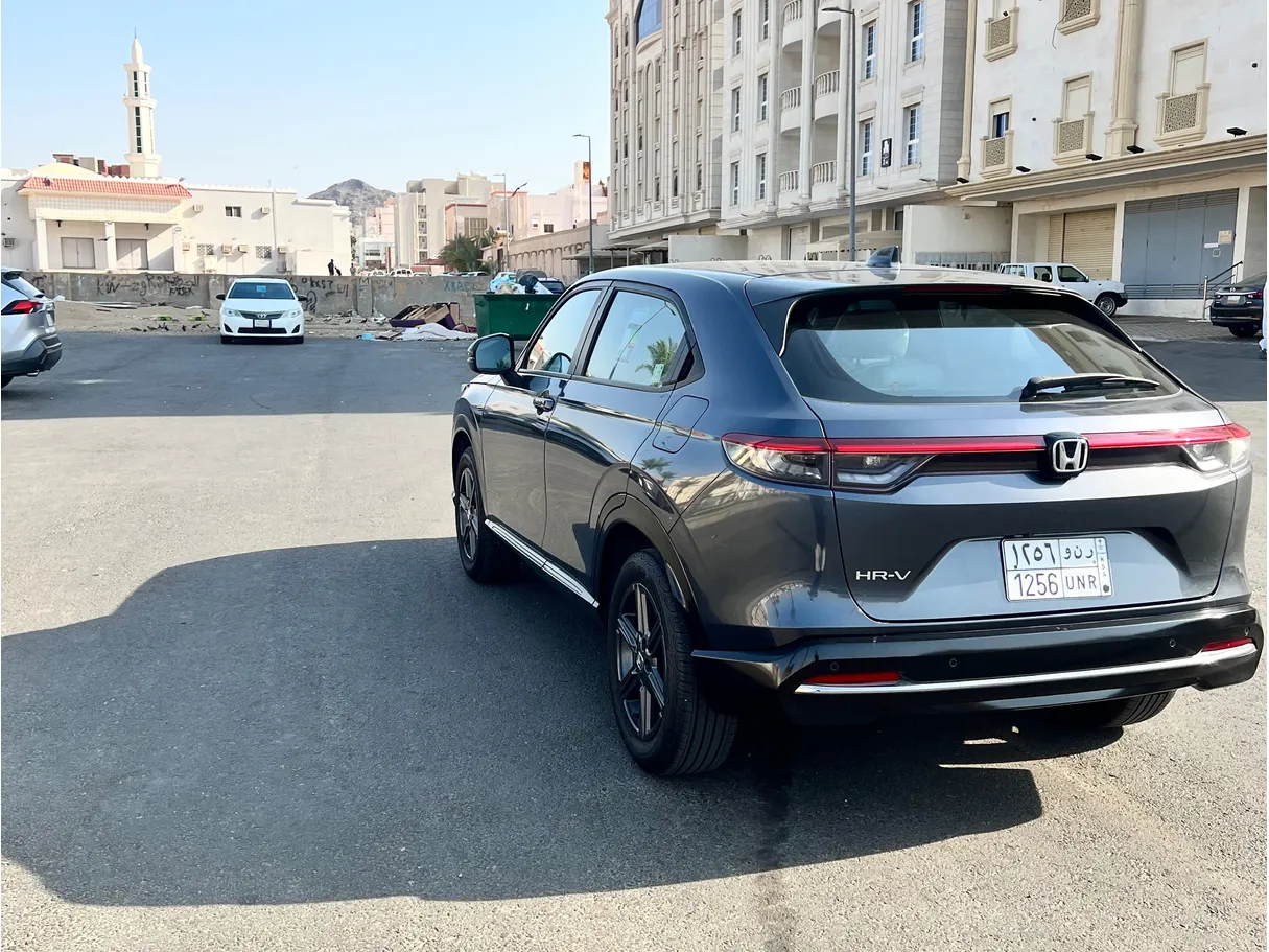 Car image 4