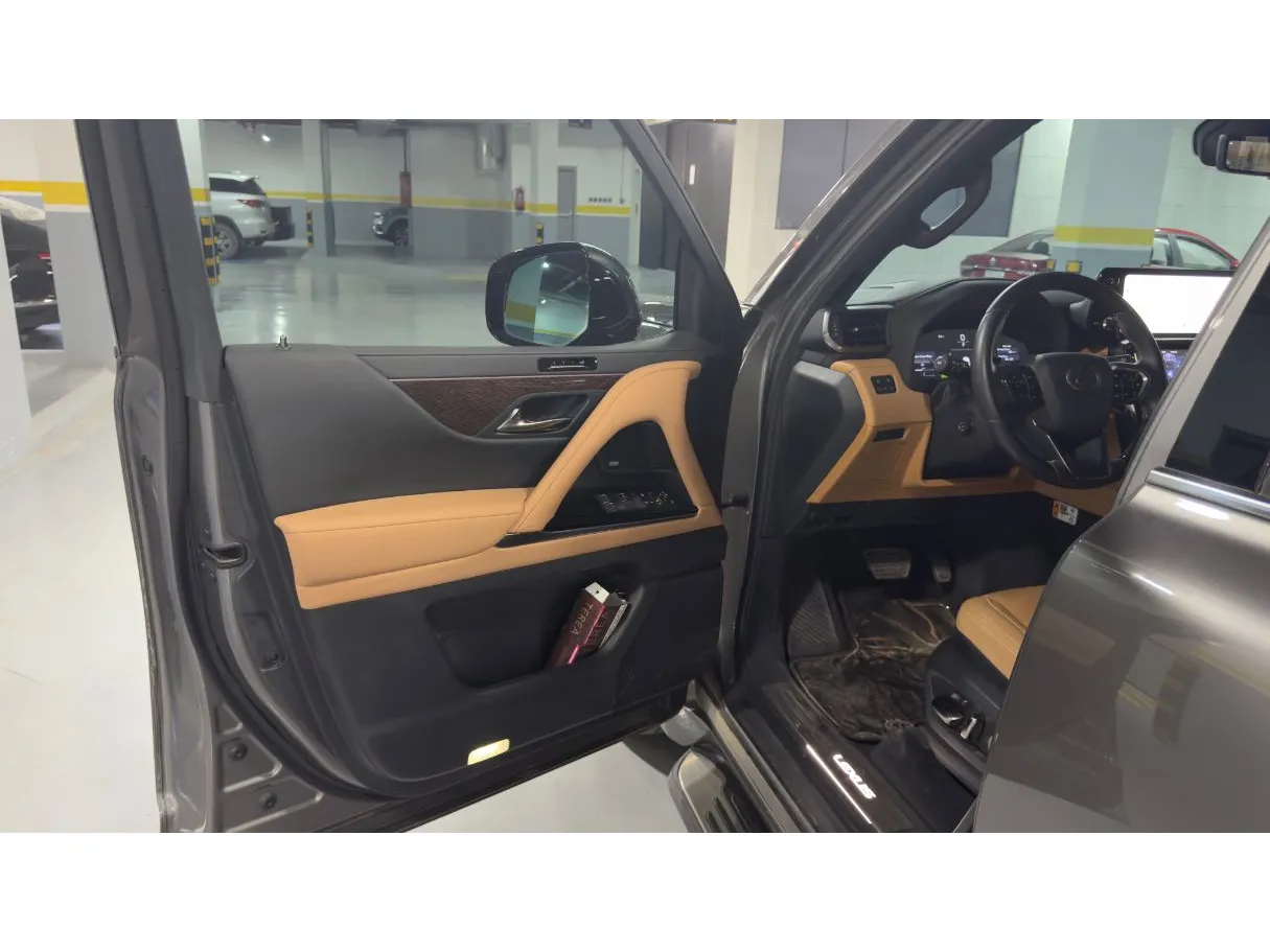 Car image 10