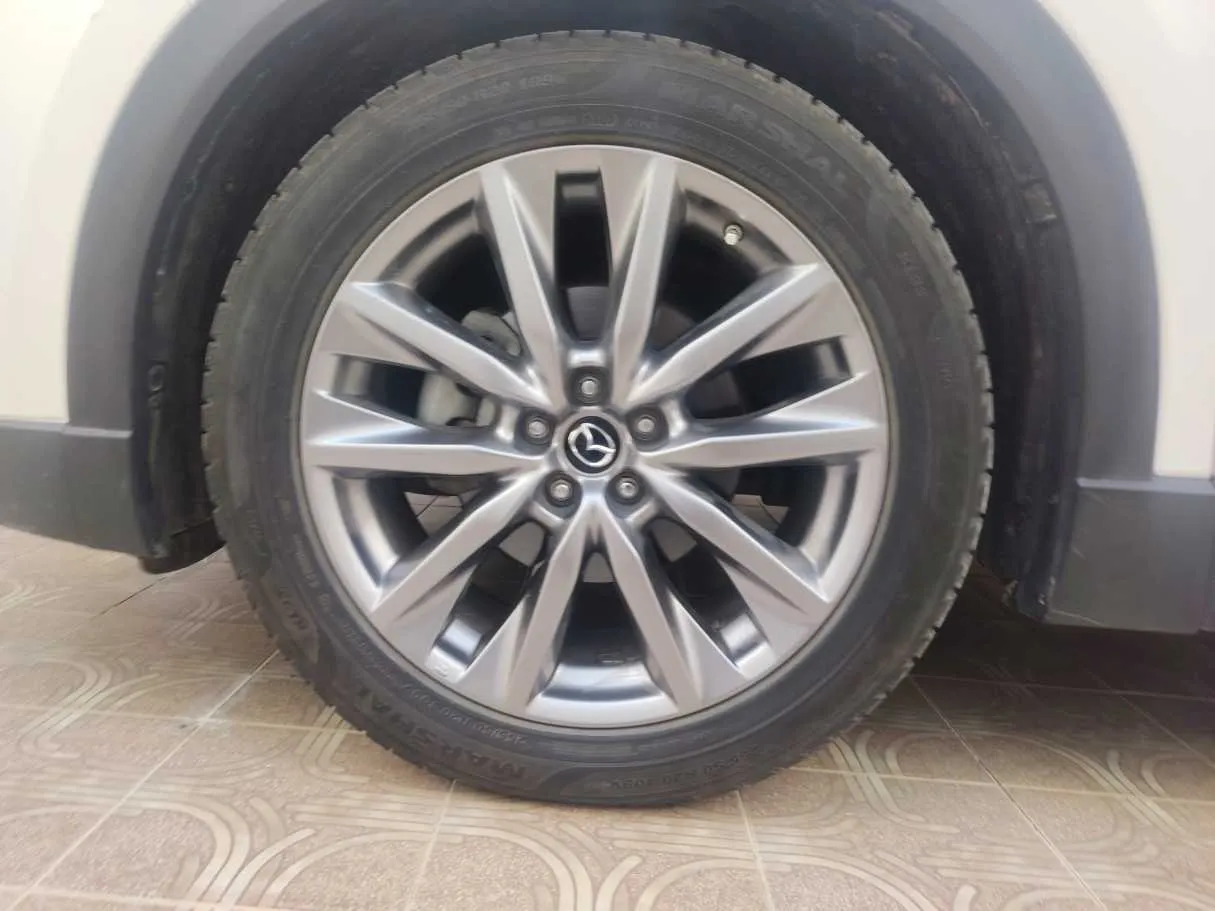 Car image 9